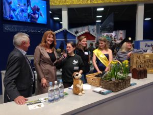 Machten in Berlin mit vielen Aktionen Werbung für den Gettorfer Tierpark (v.re.): Gabriele Ismer, Rapsblütenkönigin Silke Langmaack sowie Volker und Inken Strehlow. Quelle: Volker Strehlow (hfr)